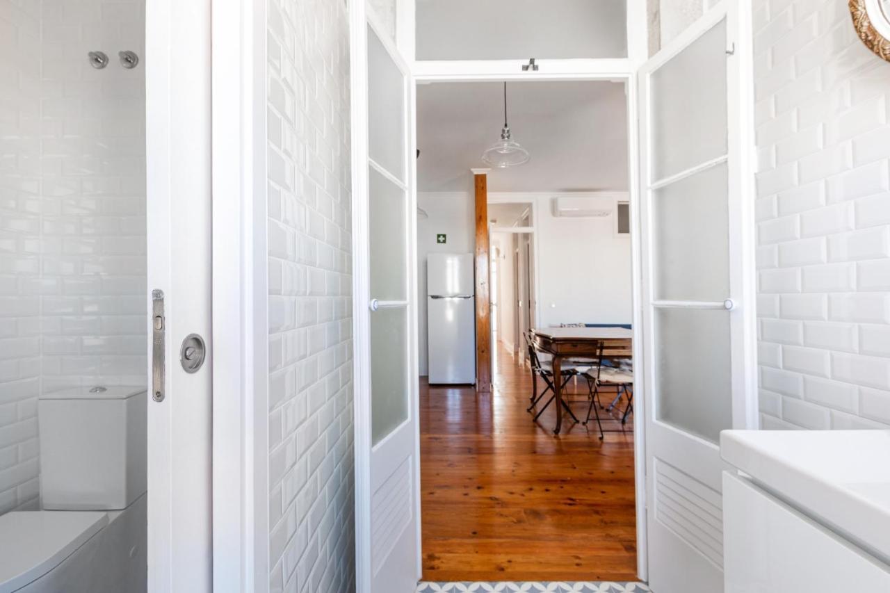 White & Blue Vintage Home In Graca Lisbon Luaran gambar