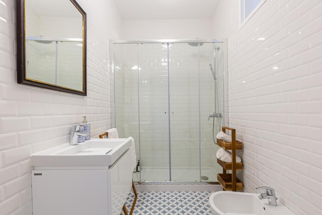 White & Blue Vintage Home In Graca Lisbon Luaran gambar